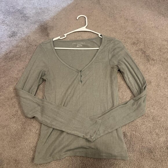 Medium American Eagle Sweater! Only worn twice - Picture 1 of 3